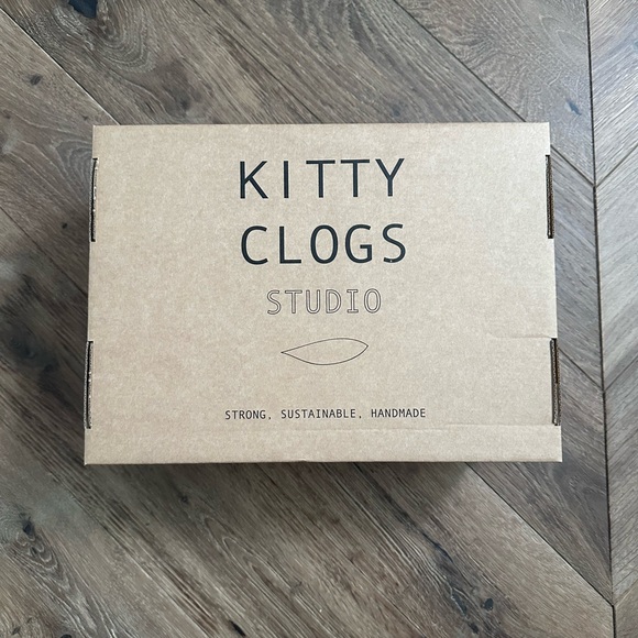 Kit + Clogs Studio Natural + Onyx Two-Tone Low Fält Clog - Picture 15 of 15